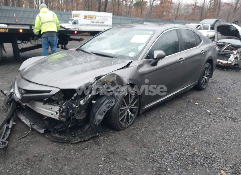 Photo 2 of 2022 Toyota Camry SE (VIN 4T1G11AK3NU715285)