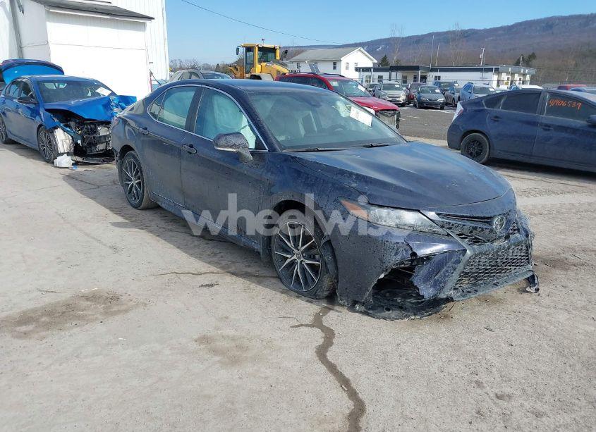 2022 Toyota Camry SE (VIN 4T1G11AK3NU715805) main photo
