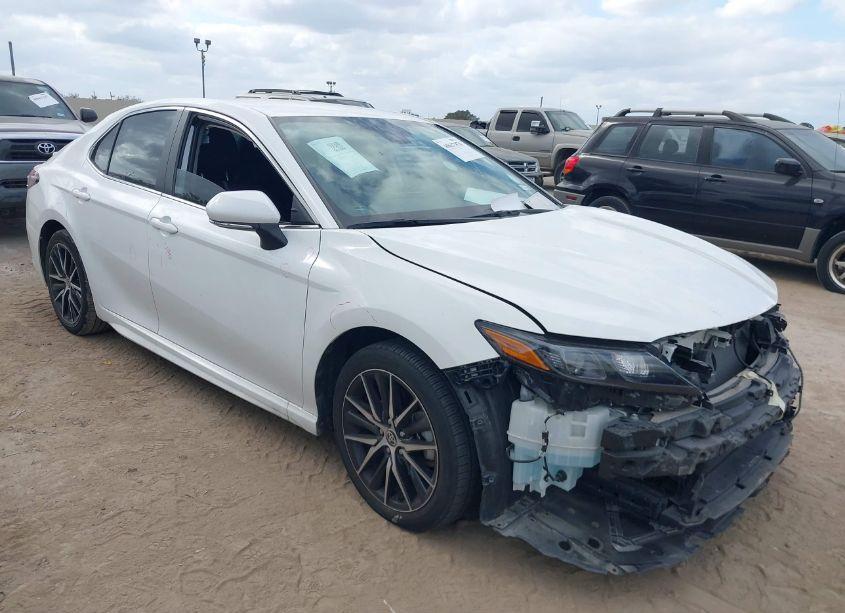 2023 Toyota Camry SE (VIN 4T1G11AK3PU818242) main photo