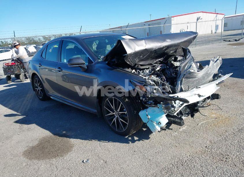 2024 Toyota Camry SE (VIN 4T1G11AK3RU217609) main photo