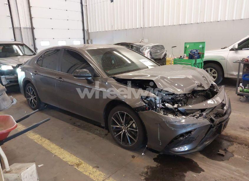 2024 Toyota Camry SE (VIN 4T1G11AK3RU228724) main photo