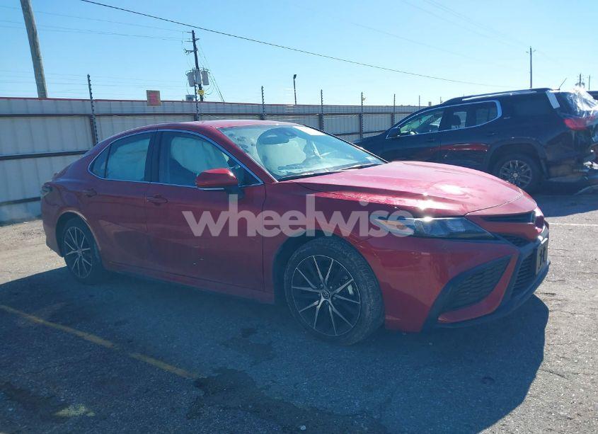 2024 Toyota Camry SE (VIN 4T1G11AK3RU265384) main photo