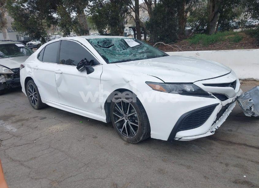 2024 Toyota Camry SE (VIN 4T1G11AK3RU875902) main photo