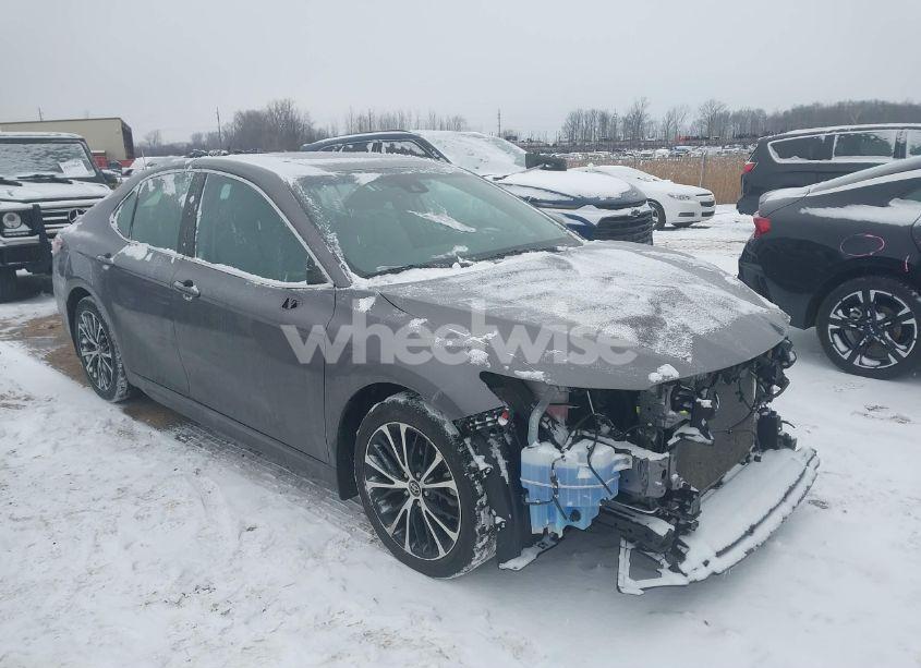 2020 Toyota Camry SE (VIN 4T1G11AK4LU310338) main photo