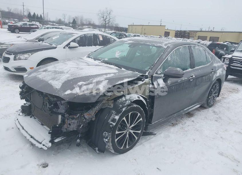 Photo 2 of 2020 Toyota Camry SE (VIN 4T1G11AK4LU310338)