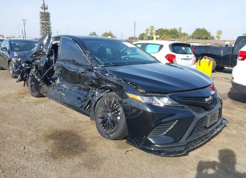 2020 Toyota Camry SE NIGHTSHADE EDITION (VIN 4T1G11AK4LU348362) main photo