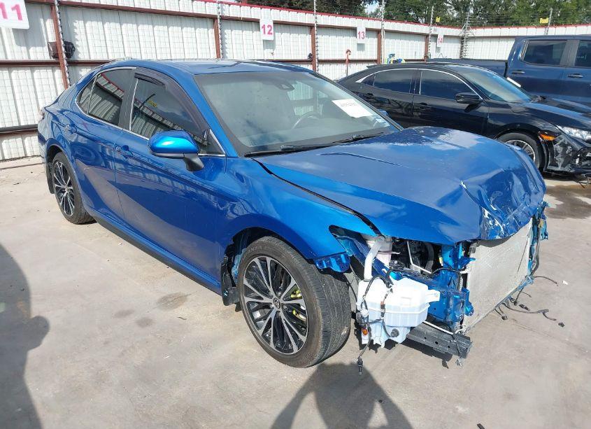 2020 Toyota Camry SE (VIN 4T1G11AK4LU372855) main photo