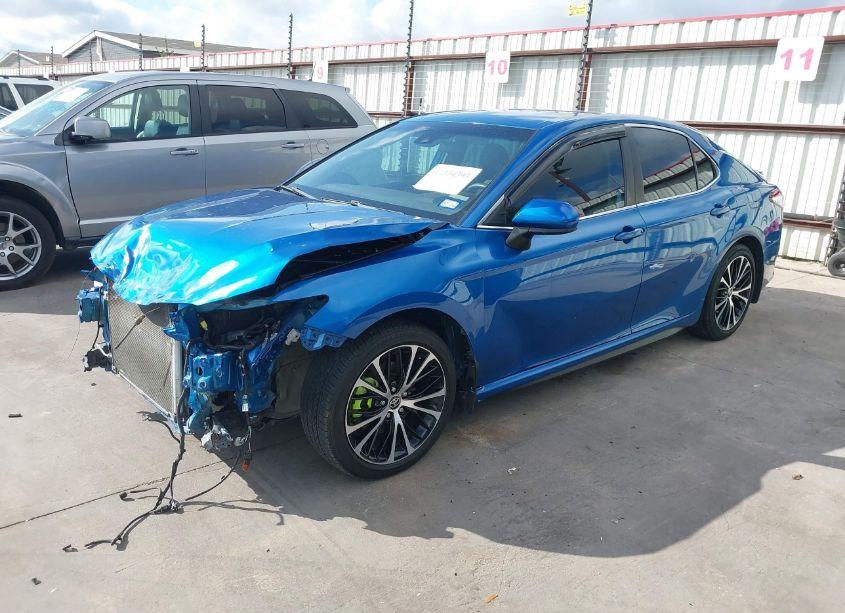 Photo 2 of 2020 Toyota Camry SE (VIN 4T1G11AK4LU372855)