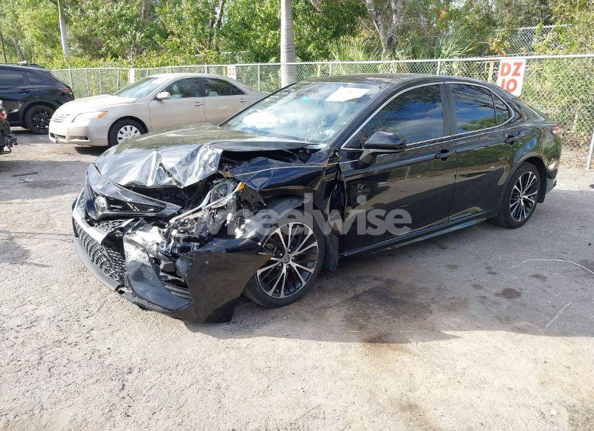 Photo 2 of 2020 Toyota Camry SE (VIN 4T1G11AK4LU376856)