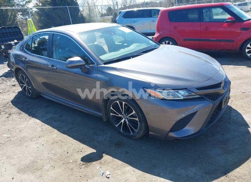 2020 Toyota Camry SE (VIN 4T1G11AK4LU871803) main photo