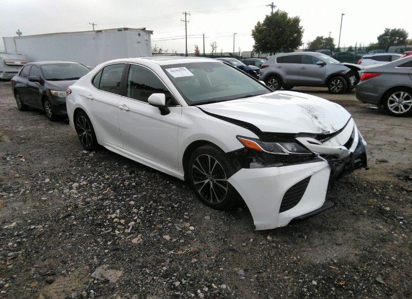 2020 Toyota Camry SE (VIN 4T1G11AK4LU876080) main photo