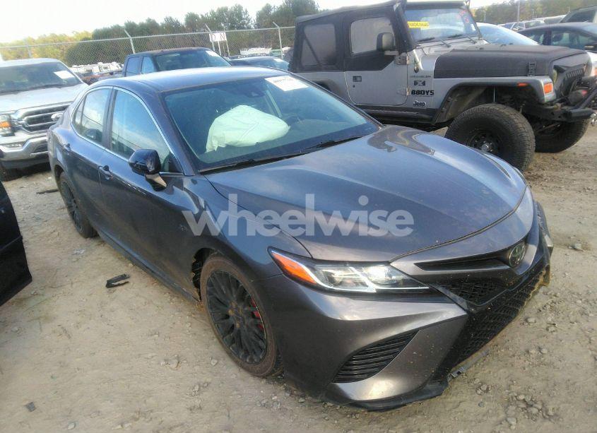 2020 Toyota Camry SE (VIN 4T1G11AK4LU883689) main photo