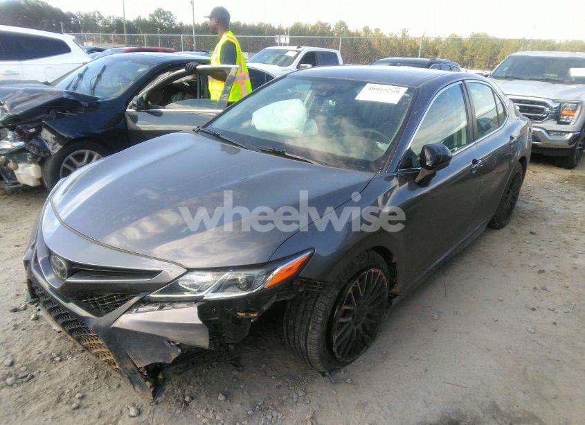 Photo 2 of 2020 Toyota Camry SE (VIN 4T1G11AK4LU883689)