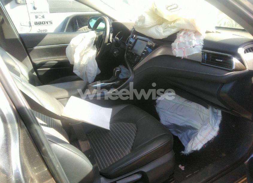 Photo 5 of 2020 Toyota Camry SE (VIN 4T1G11AK4LU883689)