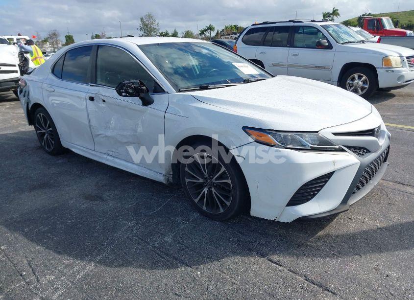 2020 Toyota Camry SE (VIN 4T1G11AK4LU884549) main photo