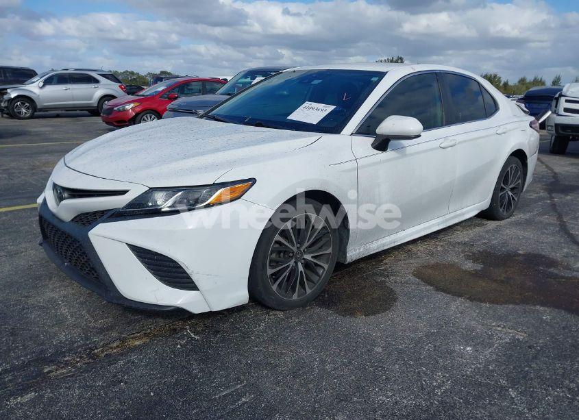 Photo 2 of 2020 Toyota Camry SE (VIN 4T1G11AK4LU884549)