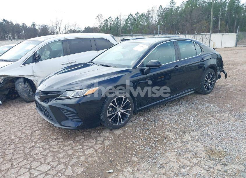 Photo 2 of 2020 Toyota Camry SE (VIN 4T1G11AK4LU894305)