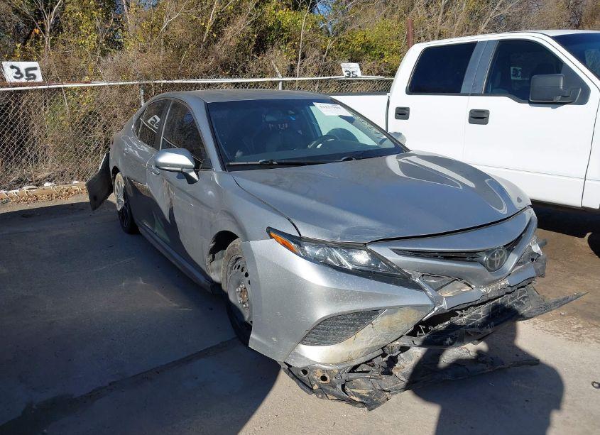 2020 Toyota Camry SE (VIN 4T1G11AK4LU905500) main photo