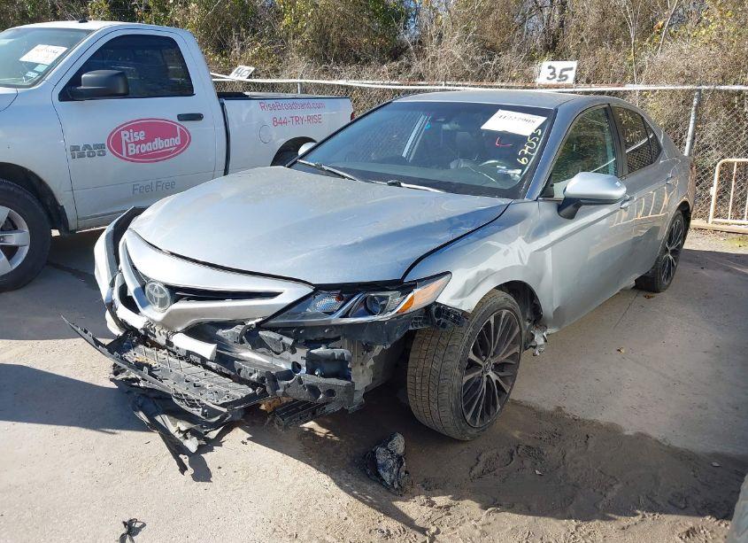 Photo 2 of 2020 Toyota Camry SE (VIN 4T1G11AK4LU905500)
