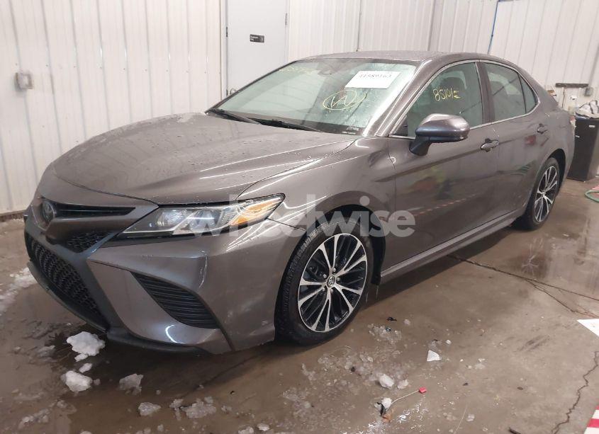 Photo 2 of 2020 Toyota Camry SE (VIN 4T1G11AK4LU914424)