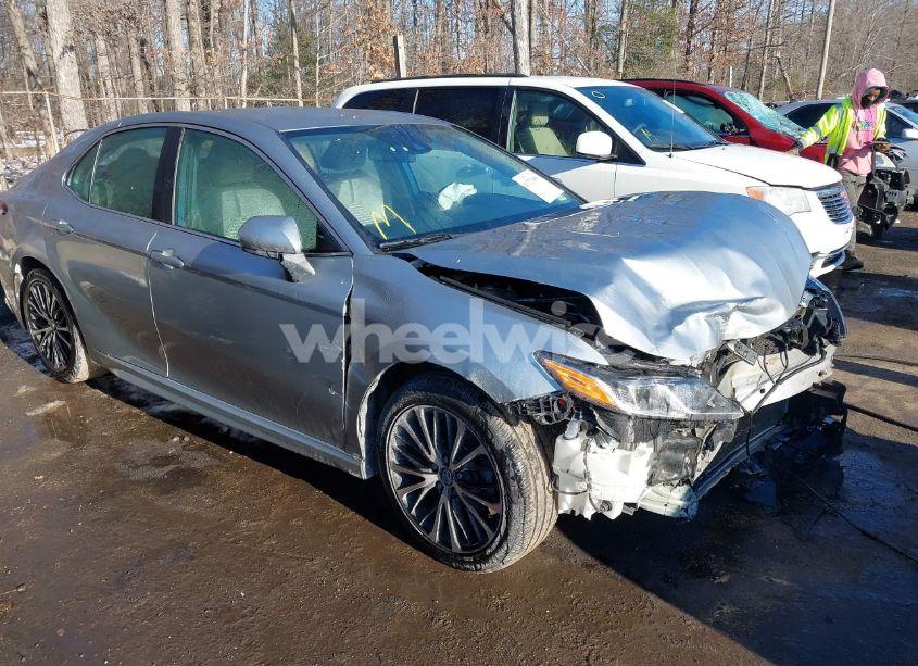 2020 Toyota Camry SE (VIN 4T1G11AK4LU918490) main photo