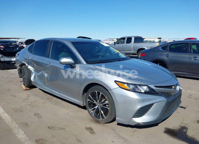 2020 Toyota Camry SE (VIN 4T1G11AK4LU920093) main photo