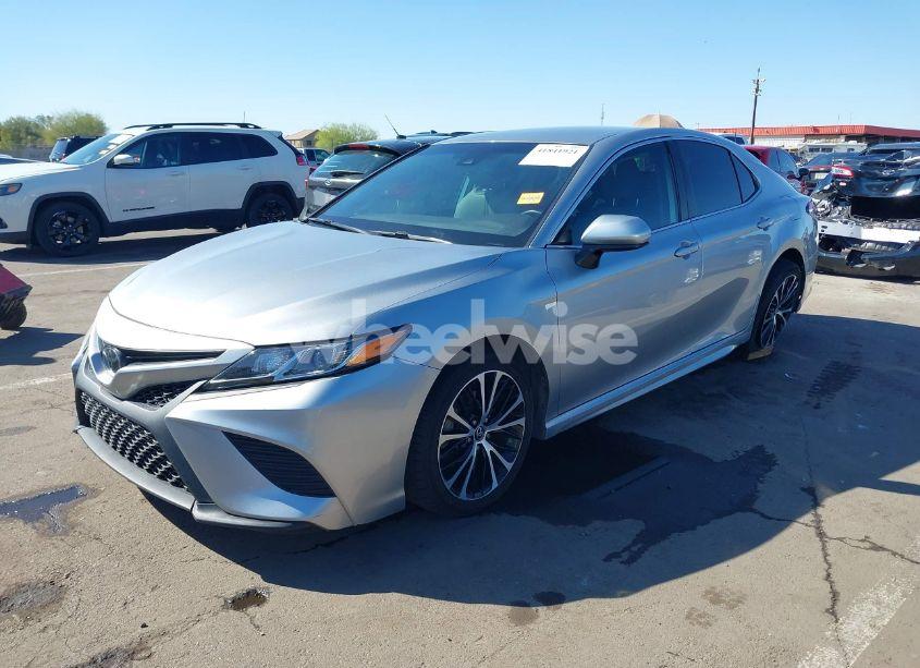 Photo 2 of 2020 Toyota Camry SE (VIN 4T1G11AK4LU920093)