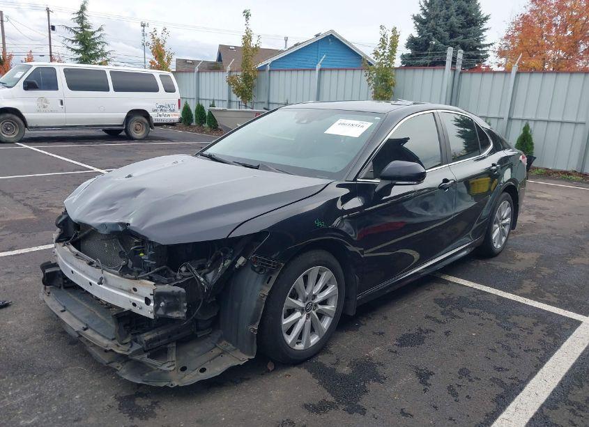 Photo 2 of 2020 Toyota Camry SE (VIN 4T1G11AK4LU922894)