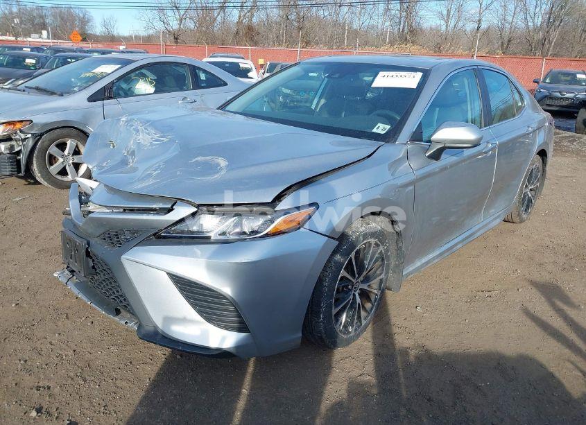 Photo 2 of 2020 Toyota Camry SE (VIN 4T1G11AK4LU971299)
