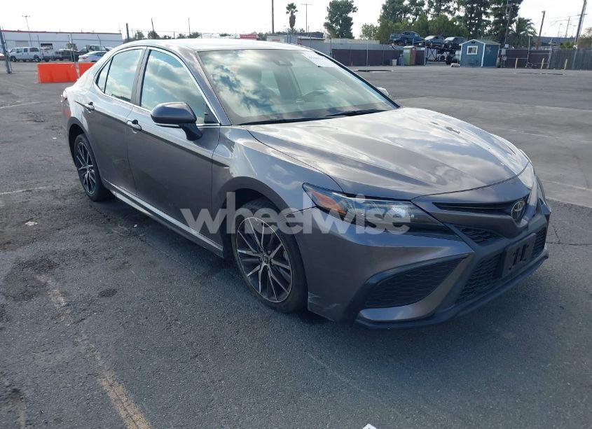 2022 Toyota Camry SE (VIN 4T1G11AK4NU068427) main photo