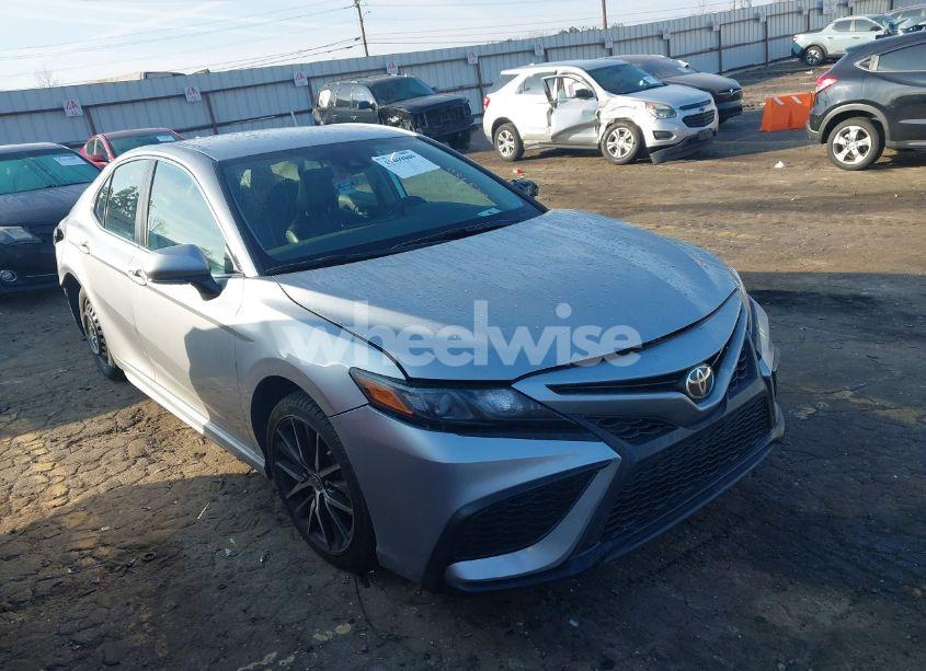 2022 Toyota Camry SE (VIN 4T1G11AK4NU623750) main photo