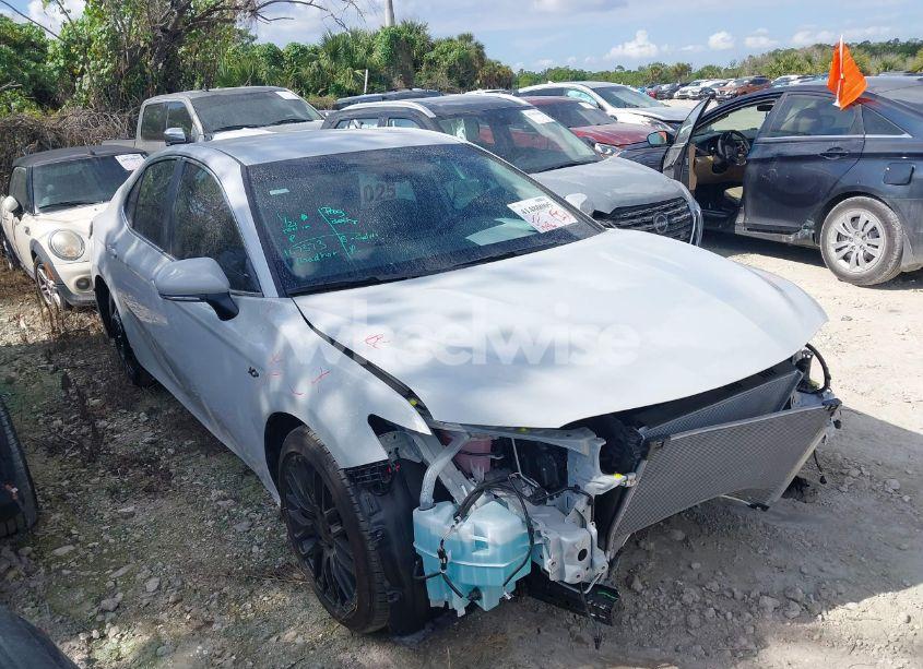 2024 Toyota Camry SE (VIN 4T1G11AK4RU220728) main photo