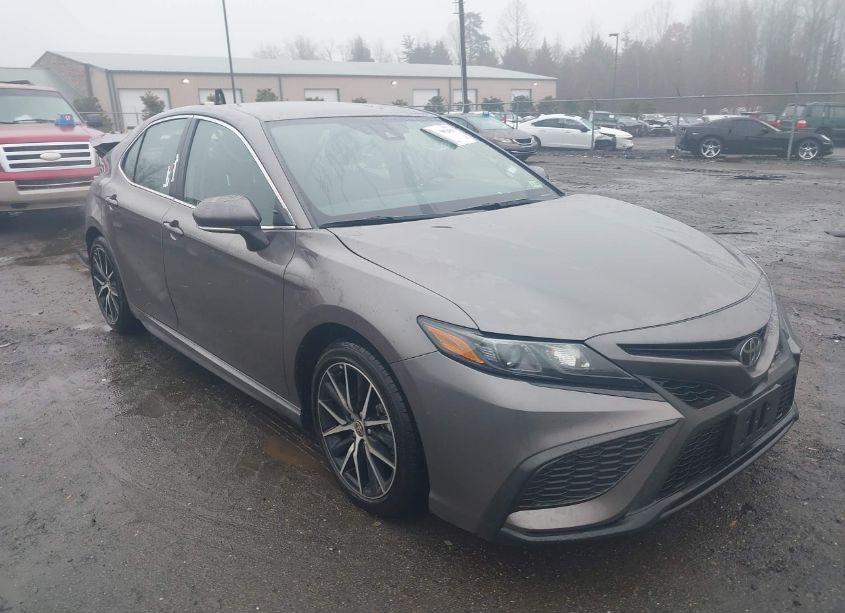 2024 Toyota Camry SE (VIN 4T1G11AK4RU259495) main photo