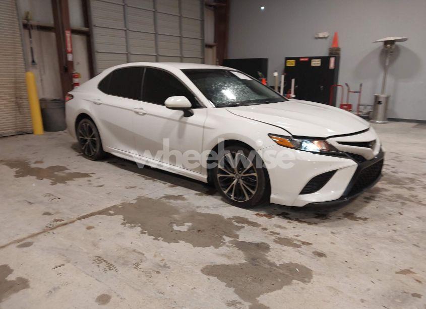 2020 Toyota Camry SE (VIN 4T1G11AK5LU307089) main photo