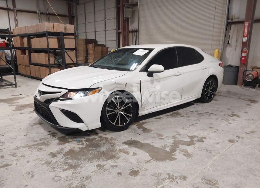 Photo 2 of 2020 Toyota Camry SE (VIN 4T1G11AK5LU307089)