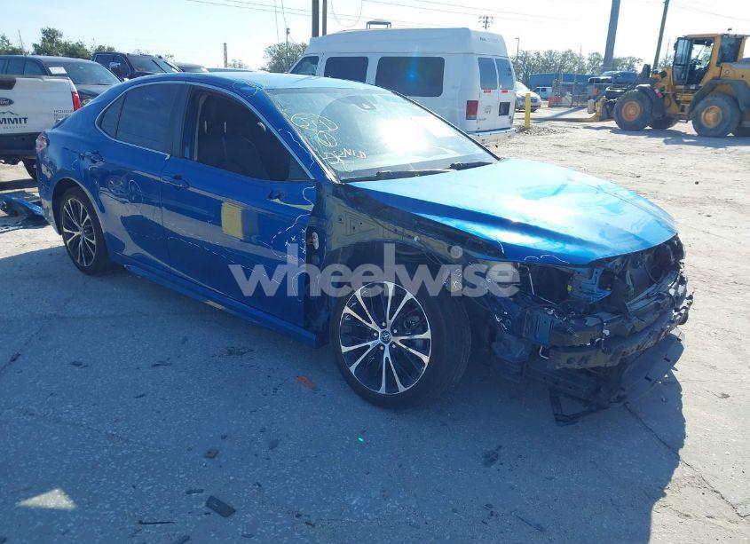 2020 Toyota Camry SE (VIN 4T1G11AK5LU308758) main photo