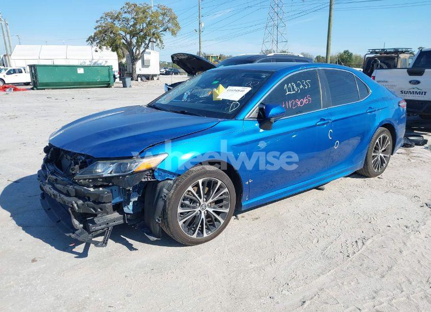 Photo 2 of 2020 Toyota Camry SE (VIN 4T1G11AK5LU308758)