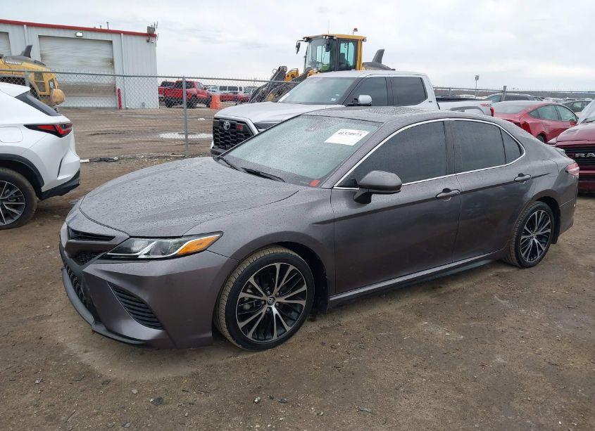Photo 2 of 2020 Toyota Camry SE (VIN 4T1G11AK5LU349620)