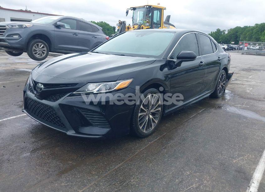 Photo 2 of 2020 Toyota Camry SE (VIN 4T1G11AK5LU355630)
