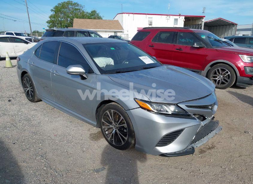 2020 Toyota Camry SE (VIN 4T1G11AK5LU357877) main photo