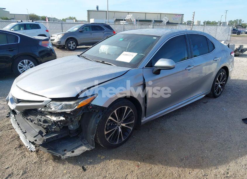 Photo 2 of 2020 Toyota Camry SE (VIN 4T1G11AK5LU357877)