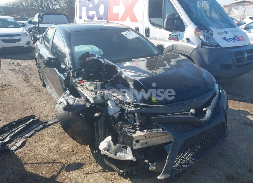 2020 Toyota Camry SE NIGHTSHADE EDITION (VIN 4T1G11AK5LU375683) main photo