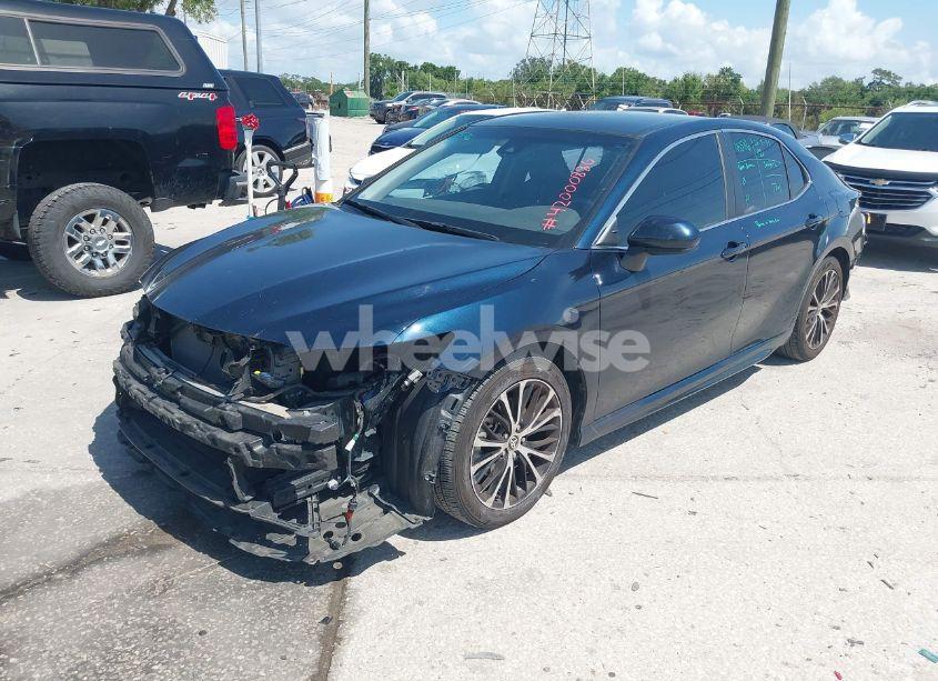 Photo 2 of 2020 Toyota Camry SE (VIN 4T1G11AK5LU500066)