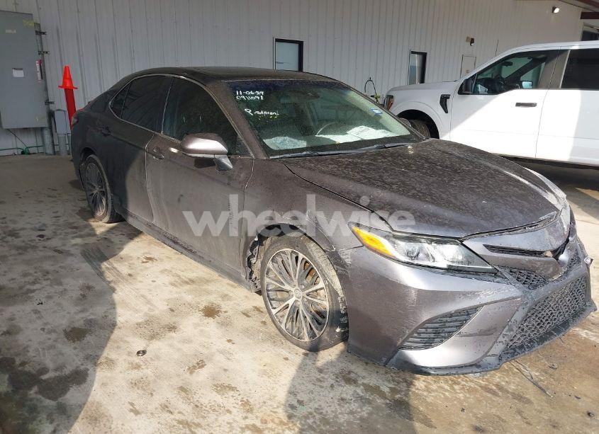 2020 Toyota Camry SE (VIN 4T1G11AK5LU869316) main photo