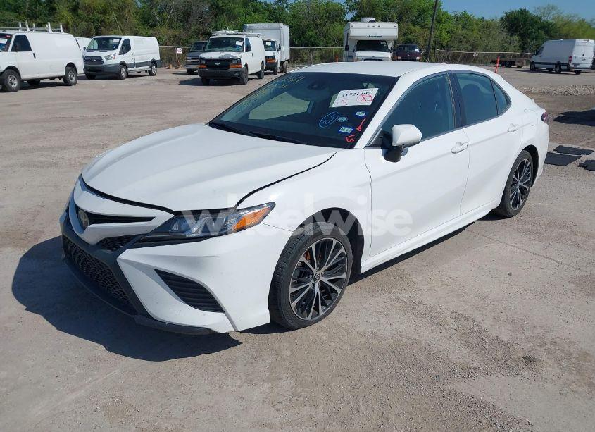 Photo 2 of 2020 Toyota Camry SE (VIN 4T1G11AK5LU930924)