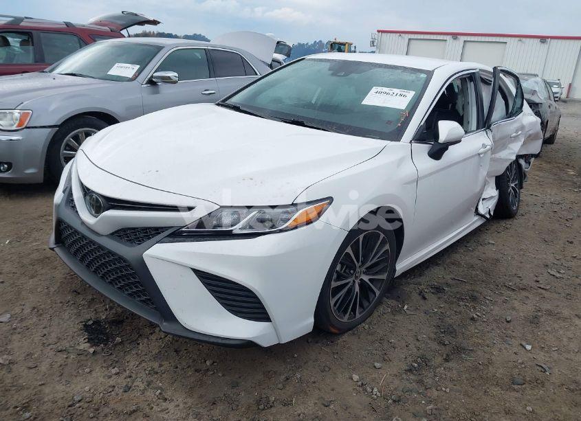 Photo 2 of 2020 Toyota Camry SE (VIN 4T1G11AK5LU945729)