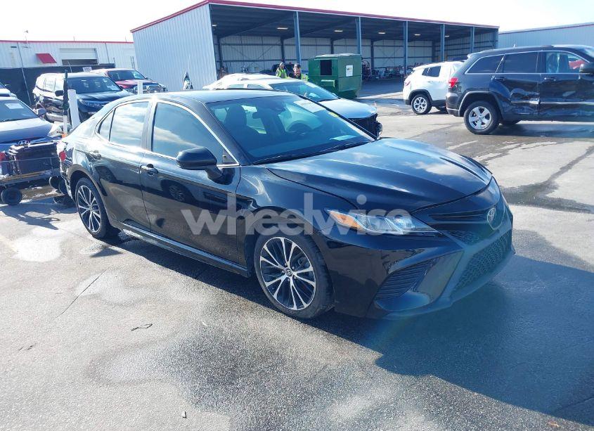 2020 Toyota Camry SE (VIN 4T1G11AK5LU971389) main photo