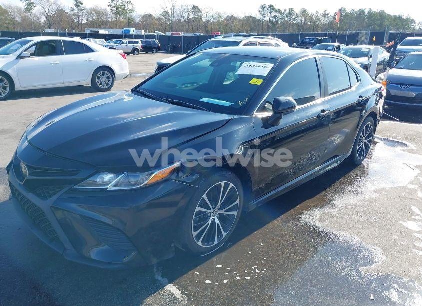 Photo 2 of 2020 Toyota Camry SE (VIN 4T1G11AK5LU971389)