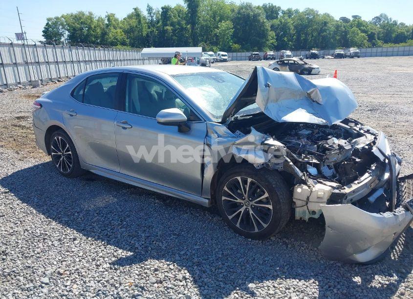 2020 Toyota Camry SE (VIN 4T1G11AK5LU983431) main photo