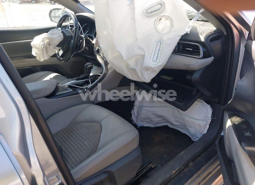 Photo 5 of 2020 Toyota Camry SE (VIN 4T1G11AK5LU983431)